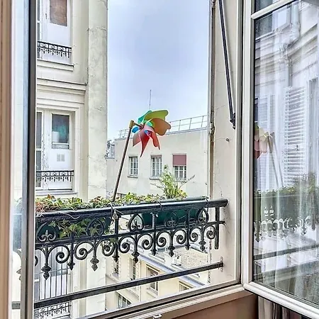 Apartment Anvers Paris